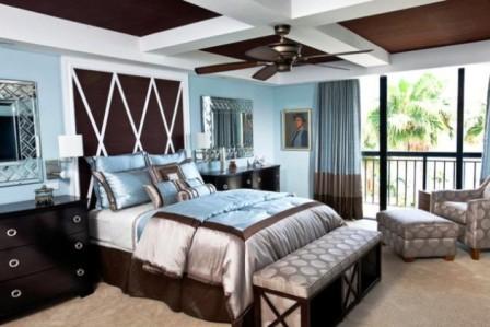 Если в спальне мебель коричневого цвета, какие обои выбрать?